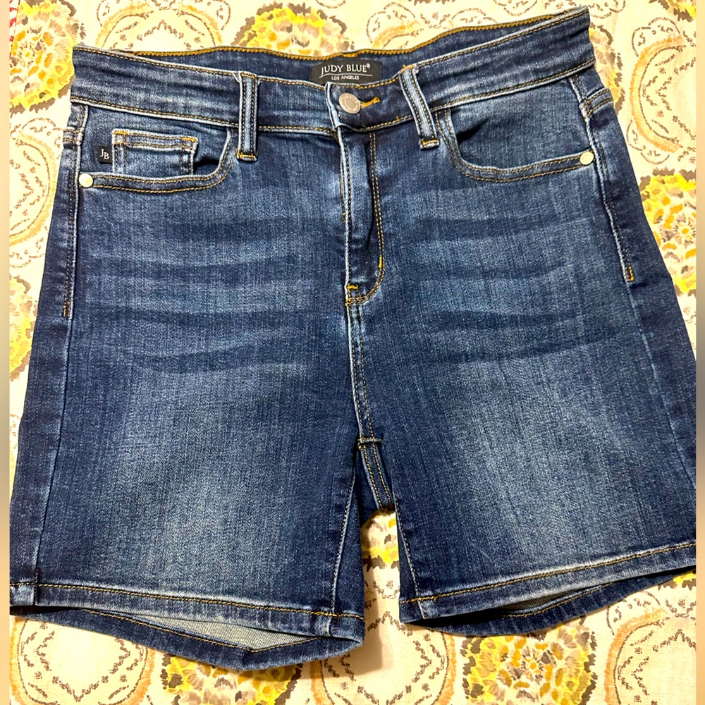 Judy Blue high rise stretch denim shorts. Midi length 6” inseam. Size medium.